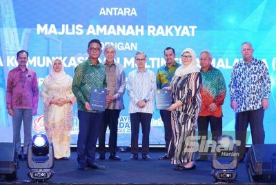 Ahmad Zahid (empat, kiri) menyaksikan pertukaran MoU yang diwakili Ketua Pengarah Mara, Datuk Zulfikri Osman (tiga, kiri) dengan Ketua Pegawai Penguatkuasa SKMM, Eneng Faridah Iskandar (tiga, kanan) pada Majlis Amazing Syawal UPTM pada Khamis. Foto Sinar Harian MOHD HALIM ABDUL WAHID