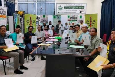 Mohd Azmi (tengah) ketika diskusi mengenai rancangan mewujudkan Bandar Ulul Albab.