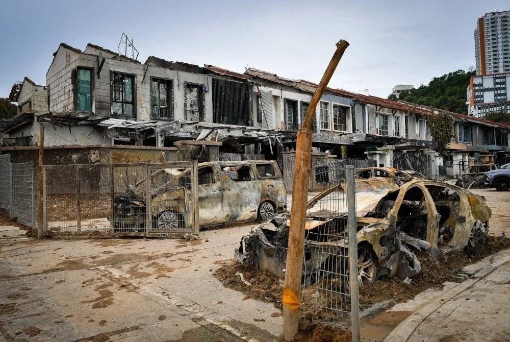 Keadaan kediaman penduduk dan kenderaan yang musnah dalam kejadian kebakaran saluran gas di Jalan Putra Harmoni, Putra Heights. Foto Bernama