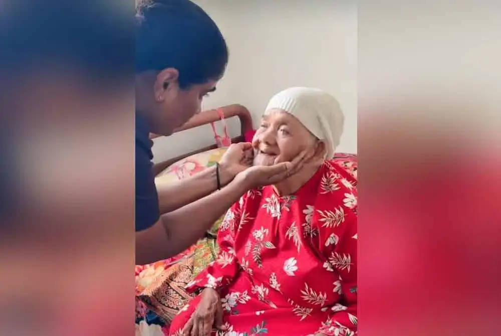 Nenek mengenakan baju raya yang dibeli Chinnakka.