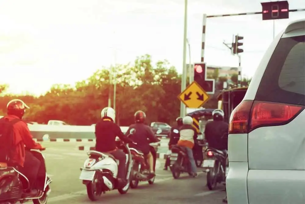 Kematian berpunca daripada motosikal lebih daripada dua perlima jumlah 20 kematian jalan raya setiap hari di negara kita. Foto hiasan/foto123RF