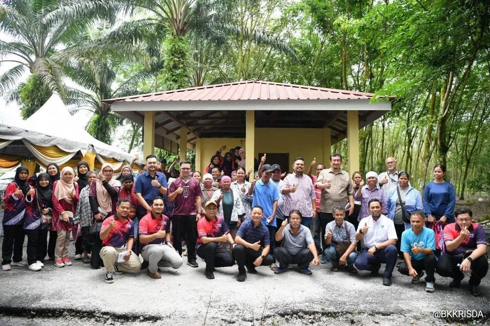 Manndzri (berdiri, lapan dari kanan) bersama peserta Program Santunan Pekebun Kecil.