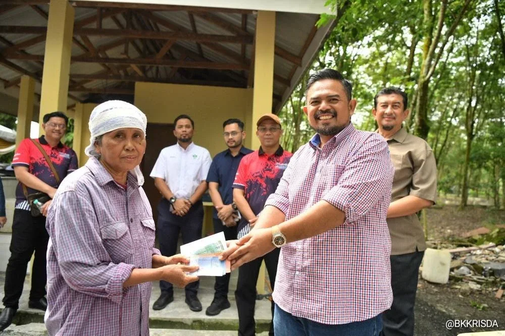 Manndzri menyampaikan sendiri bayaran hasil lateks kepada pekebun kecil di Depo Pengumpulan Lateks (DPL) Kampung Pelawan.