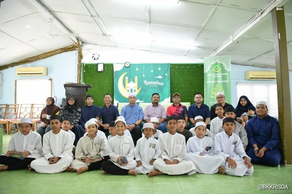 Manndzri (enam dari kiri) bergambar bersama sebahagian anak-anak yatim di Pertubuhan Kebajikan Anak-Anak Yatim Darulaitam.