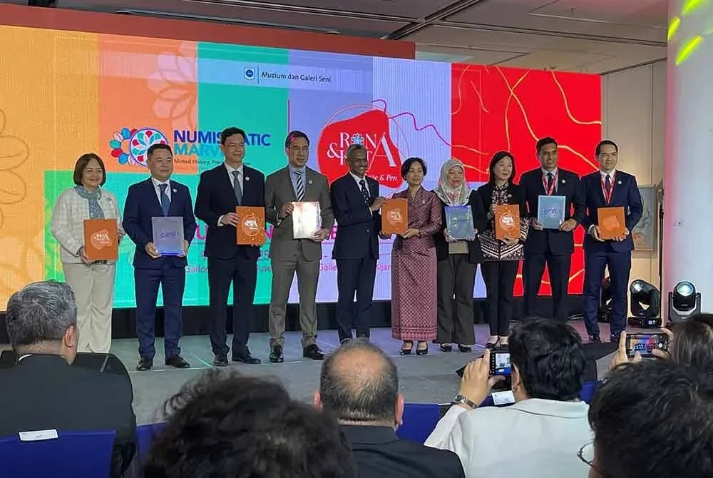 Abdul Rasheed (lima dari kiri) melancarkan pameran seni Keunggulan Numismatik: Sejarah Tertempa, Warisan Terukir dan Rona & Kata di Muzium dan Galeri Seni Bank Negara Malaysia, Kuala Lumpur pada Rabu.