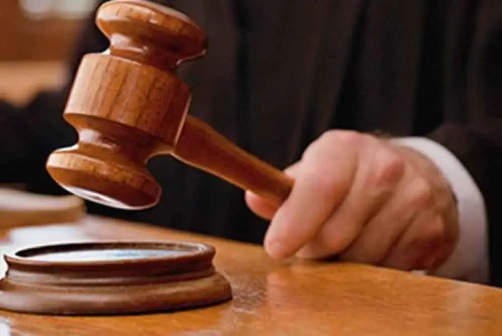 Seorang ibu tunggal mengaku tidak bersalah di Mahkamah Sesyen di Kangar pada Jumaat atas pertuduhan menganiaya anak perempuannya berusia 11 tahun, sehingga menyebabkan kecederaan pada 6 April lepas.