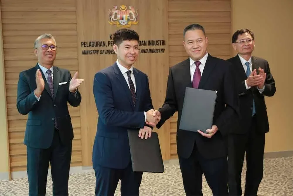 Tengku Zafrul (kiri) dan Lan Tianli (kanan) menyaksikan pertukaran MoU antara TS Wong (dua dari kiri) dan Lai Shuiping.