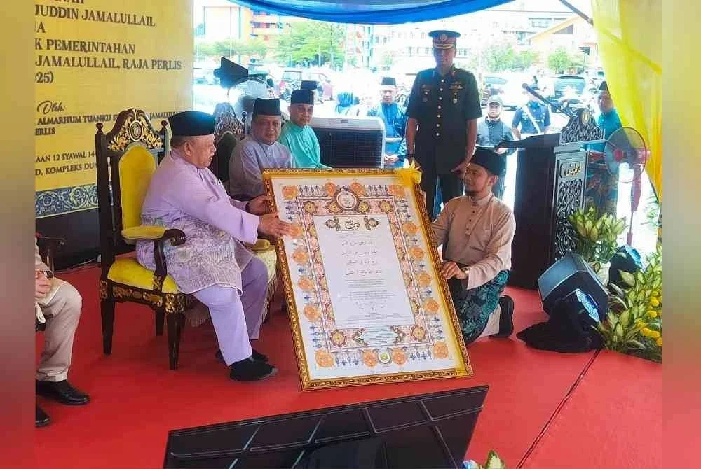 Tuanku Syed Sirajuddin berkenan melihat hiasan yang akan diletakkan di dalam Masjid Tuanku Syed Sirajuddin Jamalullail apabila siap kelak.