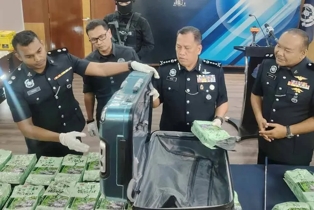 Rusdi (dua dari kanan) menunjukkan bagasi yang dirampas pihaknya dipercayai digunakan suspek untuk membawa dadah ke KLIA.