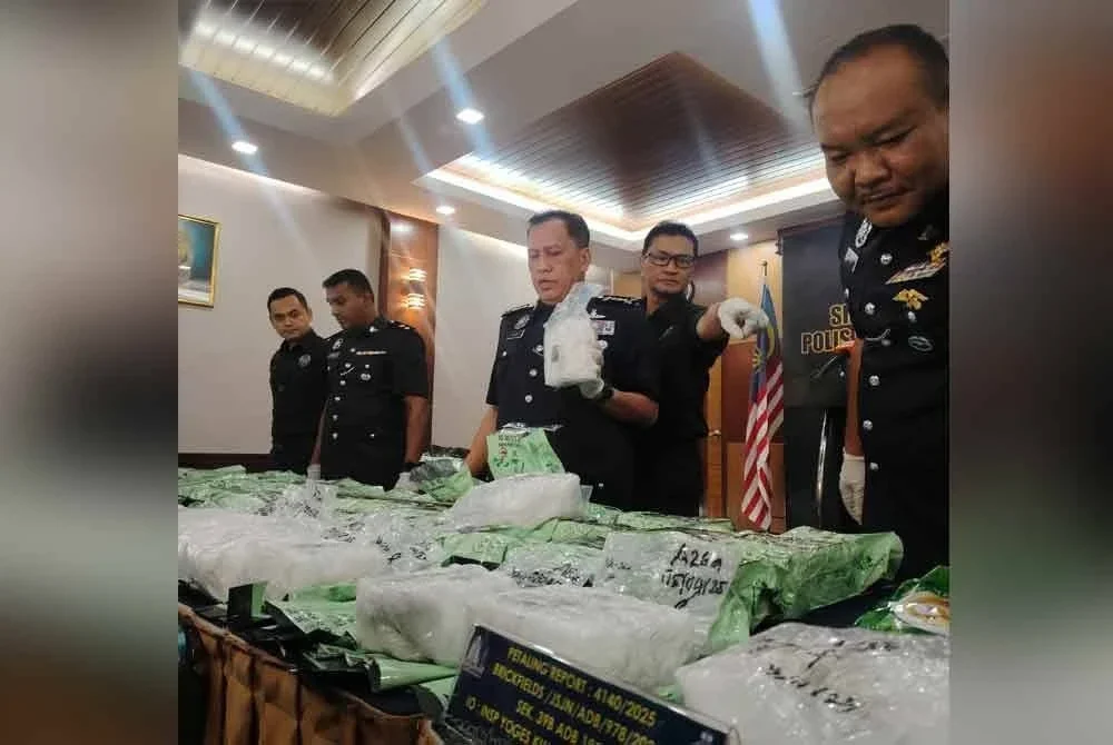 Rusdi (tengah) menunjukkan syabu yang dirampas polis susulan tangkapan tiga lelaki di sebuah hotel di Jalan Kuchai Lama, Kuala Lumpur pada 5 April.