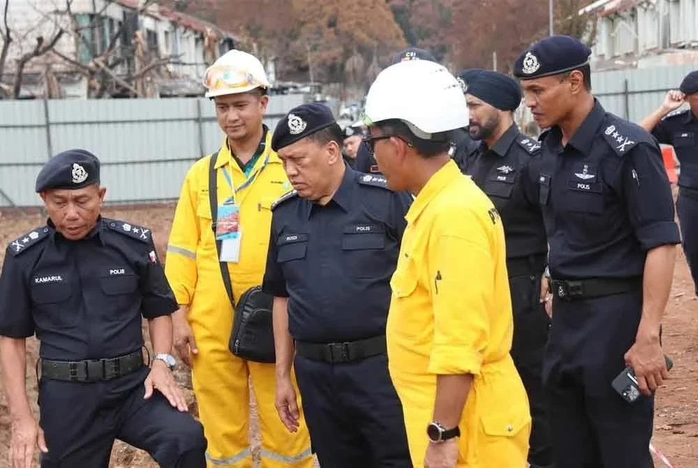 Rusdi (tengah) hadir meninjau lokasi kejadian kebakaran saluran paip gas di Putra Heights, Subang Jaya pada Khamis.