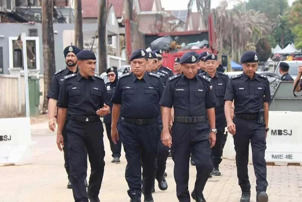 Rusdi (tengah) diiring pegawai kanan Polis Kontinjen Selangor meninjau lokasi kejadian kebakaran saluran paip gas di Putra Heights, Subang Jaya pada Khamis.