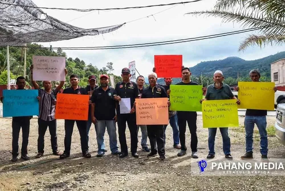Solidariti oleh NGO dan penduduk di Raub terhadap operasi penguatkuasaan memusnahkan Kebun durian musang king di daerah itu pada Jumaat. - Foto FB Pahang Media
