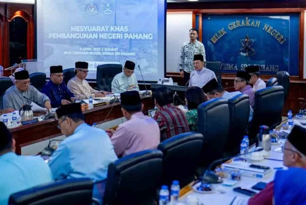 Anwar ketika mempengerusikan Mesyuarat Khas Pembangunan Negeri Pahang yang bersama Menteri Besar, Datuk Seri Wan Rosdy Wan Ismail dan barisan kepimpinan kerajaan Pahang. - Foto FB Anwar Ibrahim