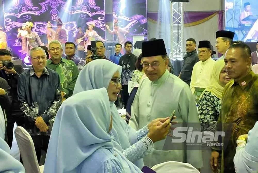 Anwar bersalaman dengan penduduk yang hadir pada sambutan Aidilfitri Madani 2025 Peringkat Negeri Pahang di Pantai Batu Hitam pada Jumaat.