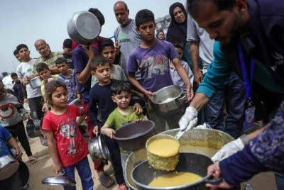 Penduduk Palestin terpaksa bergantung dengan makanan yang diberikan dapur kecemasan.