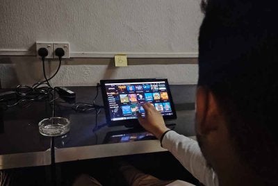 Antara aplikasi disyaki perjudian online yang ditemui pada tablet di sebuah premis di Hentian Kajang, pada Khamis.
