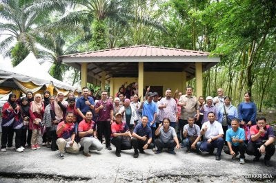 Manndzri (berdiri, lapan dari kanan) bersama peserta Program Santunan Pekebun Kecil.