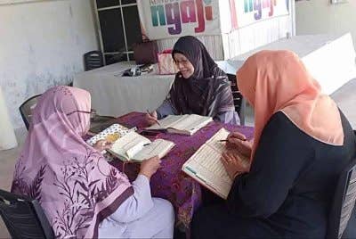 Dr Sharifah Mastura (tengah) yang turut mengajar mengaji al-Quran kepada wanita di Bachok.