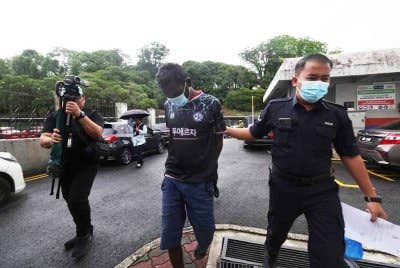 Seorang lelaki warga tempatan mengaku tidak bersalah di Mahkamah Sesyen, di sini, atas pertuduhan dua kes samun pada Jumaat lalu.