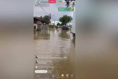 Tangkap layar komen beberapa penduduk yang mendakwa terdapat kes lelaki meninggal dunia akibat terkena renjatan elektrik ketika banjir kilat melanda Sri Muda pada awal pagi Jumaat.