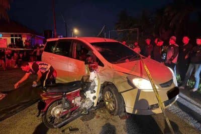 Keadaan motosikal dan MPV yang terbabit kemalangan di Jalan Ketapang, Felda Bukit Easter Kota Tinggi. - Foto IPD Kota Tinggi