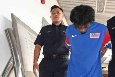 Mohd Sukri diiring polis ketika hadir ke mahkamah