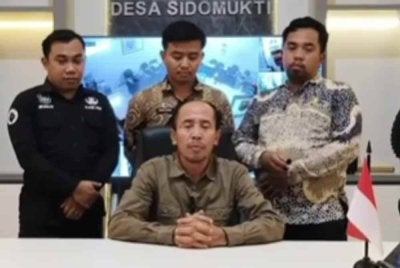 Ketua Desa Sidomukti, Sunardi Hadi (tengah) bersama kakitangannya tampil membuat permohonan maaf.