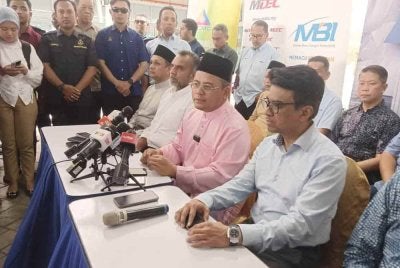 Amirudin (dua dari kiri) ketika sidang akhbar selepas Majlis Penyampaian Pendidikan di Dewan Masjid Putra Heights di sini pada Jumaat.