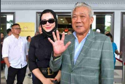 Bung Moktar dan Zizie Izette berjaya dalam permohonannya untuk menggantung prosiding pembelaan mereka terhadap tiga pertuduhan rasuah berjumlah RM2.8 juta, di Mahkamah Sesyen Kuala Lumpur pada Rabu.