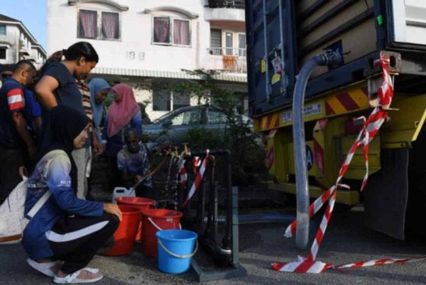 PBAPP kerah 80 lori tangki, 182 tangki air bantu 341,708 pengguna terjejas Gangguan Air Berjadual Pulau Pinang mulai 25 April ini. Gambar hiasan