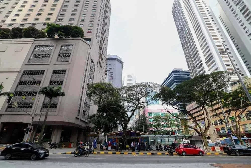 Cadangan pemindahan Kuil Dewi Sri Pathrakaliamman yang berusia 130 tahun di Jalan Masjid India, Kuala Lumpur turut menimbulkan kontroversi sebelum ini.