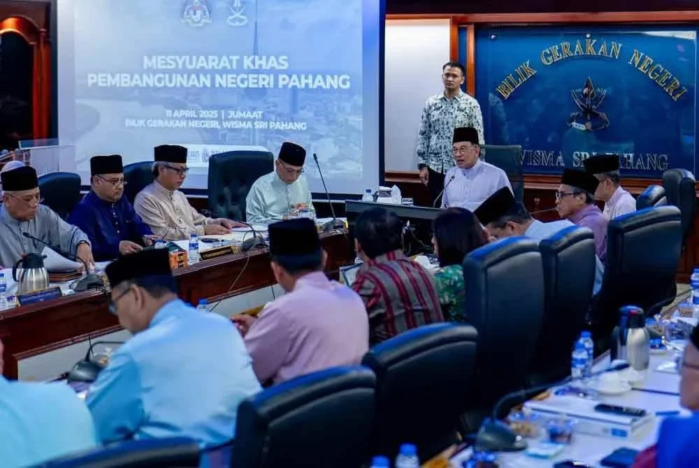 Anwar mempengerusikan Mesyuarat Khas Pembangunan Negeri Pahang bersama barisan kepimpinan kerajaan negeri. Foto FB Anwar Ibrahim