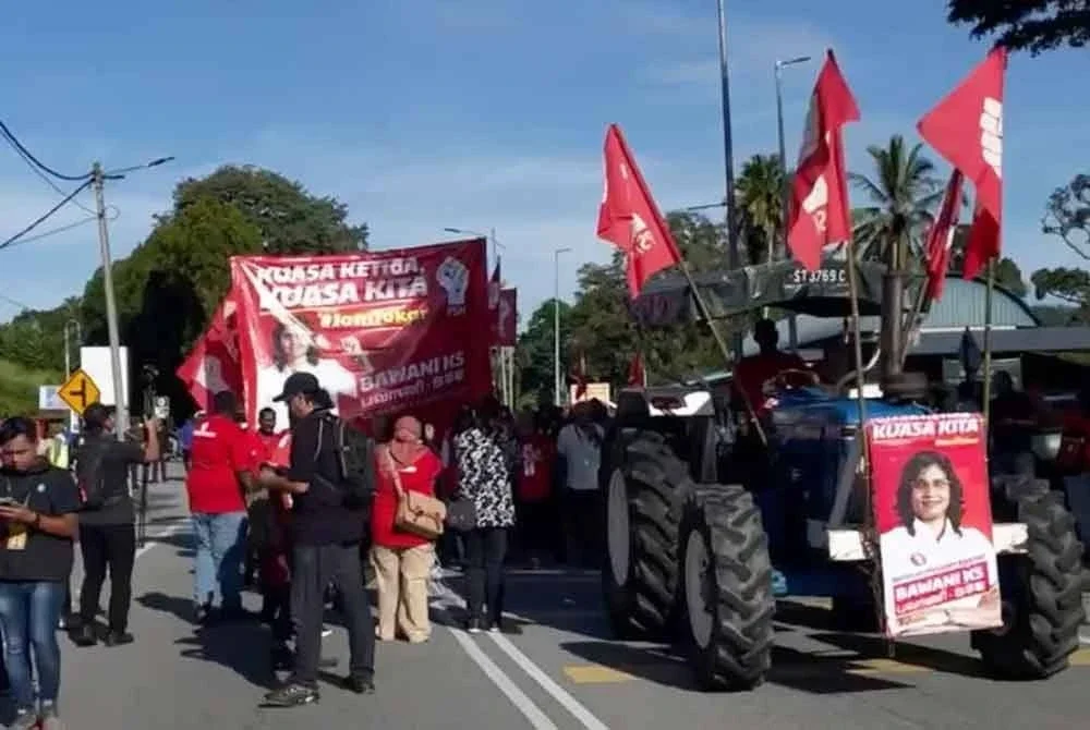 PSM menunjukkan kelainan pada PRK Ayer Kuning pada kali ini apabila sebuah traktor dan laungan ‘hidup rakyat’ mengiringi calonnya, Bawani KS.