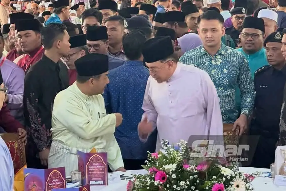 Mohd Nassuruddin (kiri) bersama Anwar hadir pada Majlis Sambutan Aidilfitri Madani 2025 Peringkat Negeri Kelantan di Dataran Pantai Irama.