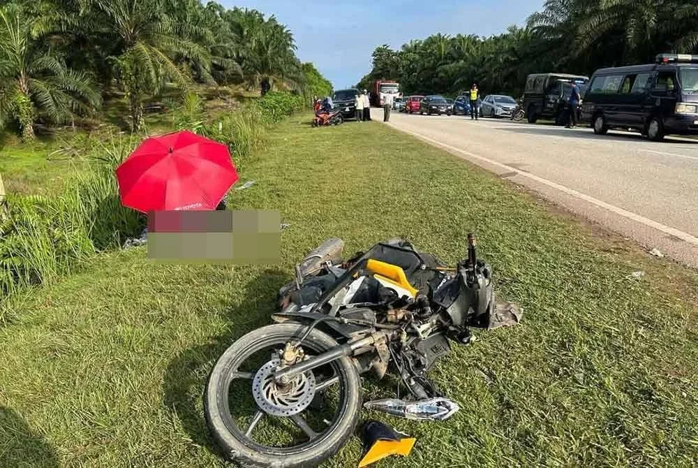 Seorang penyelia ladang maut selepas motosikal yang ditunggangnya terbabas ke bahu jalan di berhampiran Ladang Astral Asia Plantation, Jalan Felda Bukit Sagu, pada Sabtu. Foto FB Polis Trafik