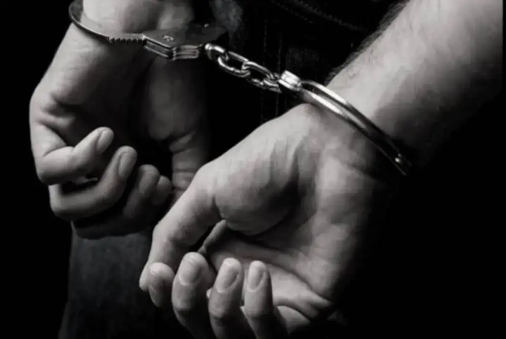 Polis tahan dua lelaki tempatan dipercayai terlibat dalam kes mencederakan seorang individu di sebuah stesen minyak di Jalan Mengkibol. Foto hiasan