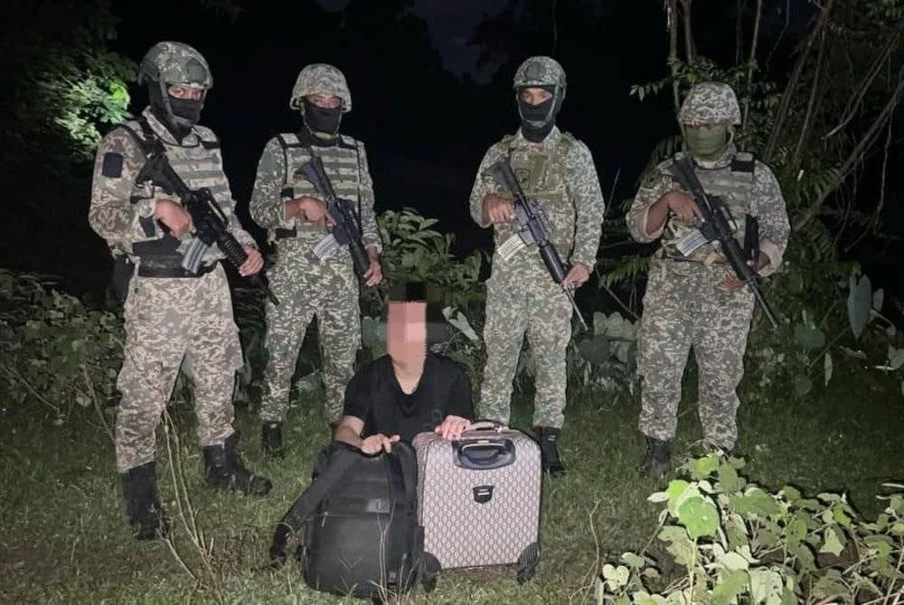 PATI warga China ditahan selepas cuba memasuki Malaysia melalui Sungai Golok.