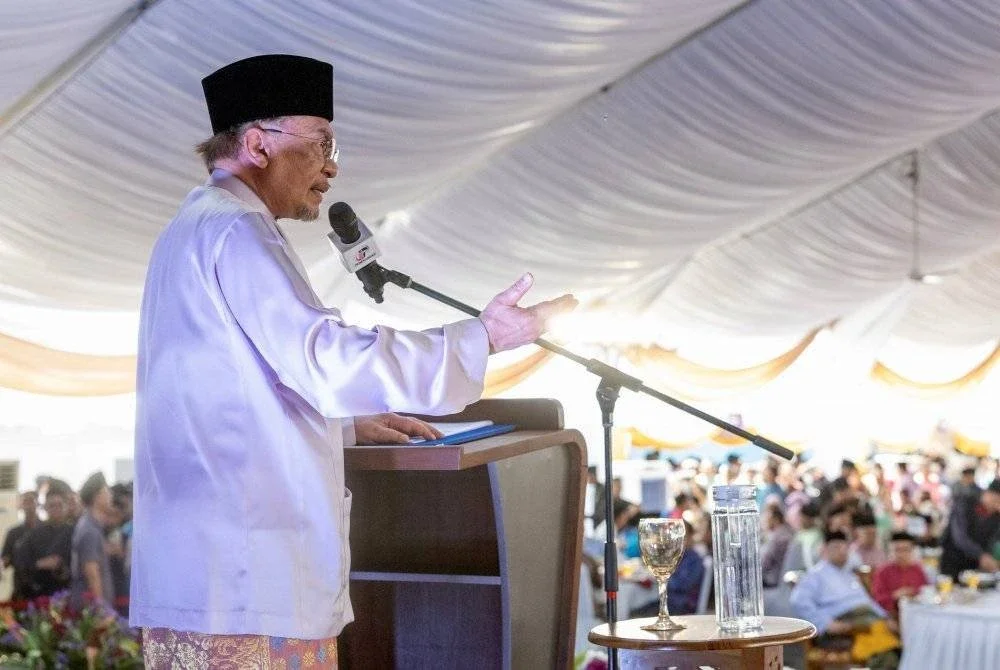 Perdana Menteri, Datuk Seri Anwar Ibrahim berucap pada Majlis Sambutan Aidilfitri Madani 2025 Peringkat Negeri Kelantan di Pantai Irama pada Sabtu. Foto Bernama