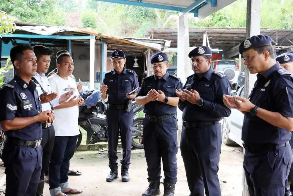 Hussein (dua dari kanan) menadah tangan mendoakan kesejahteraan kepada anggota polis yang turut terkesan dengan insiden kebakaran dan letupan paip gas di Putra Heights, Subang Jaya, Selangor. - Foto: Polis Selangor