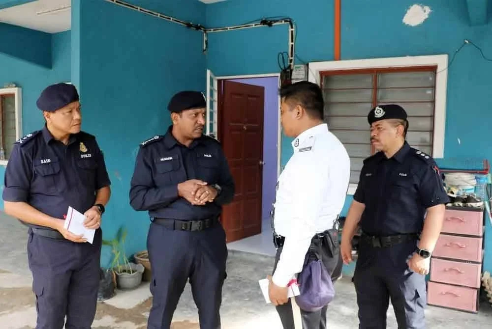 Hussein (dua dari kiri) meluangkan masa menyapa dan bertanya khabar kepada anggota polis yang turut terkesan dengan insiden kebakaran dan letupan paip gas di Putra Heights, Subang Jaya, Selangor. - Foto: Polis Selangor.