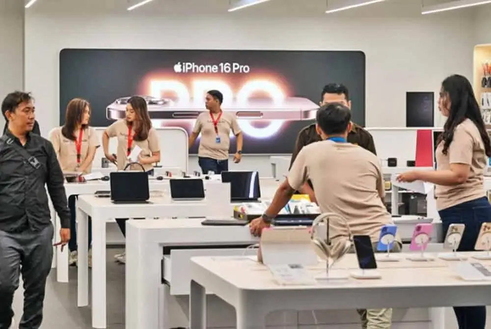 Penjual bersedia untuk menjual Apple iPhone 16 di sebuah kedai di Jakarta. – Foto: AFP