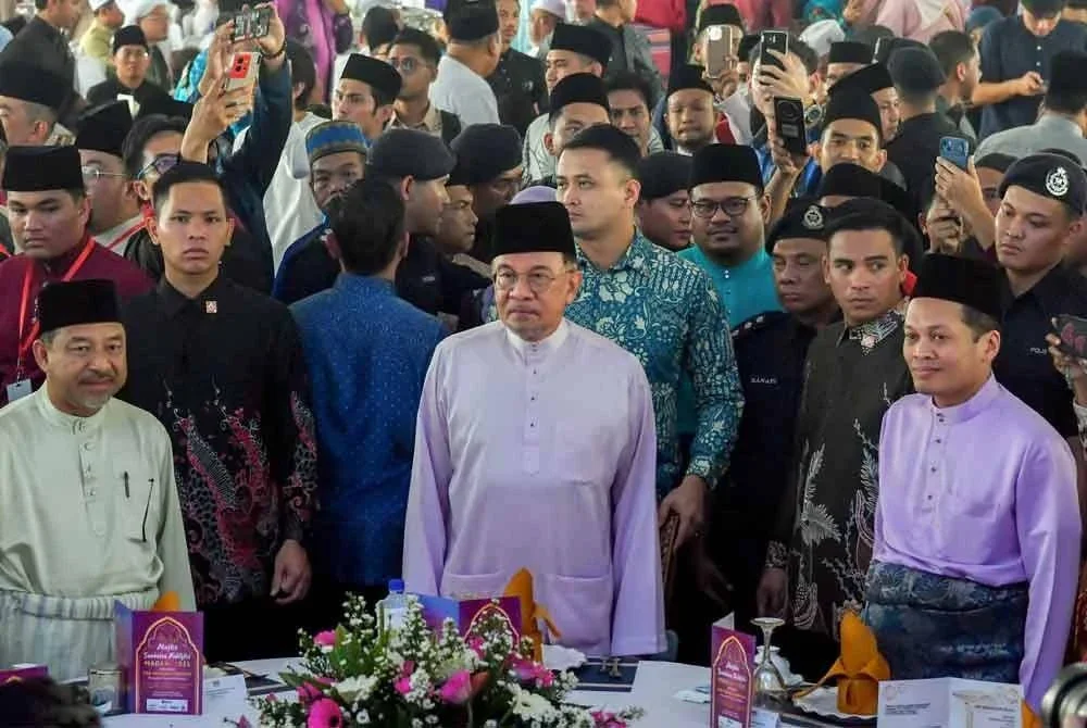 Anwar (tengah) hadir pada Majlis Sambutan Aidilfitri MADANI 2025 Peringkat Negeri Kelantan di Dataran Pantai Irama pada Sabtu. Foto Bernama
