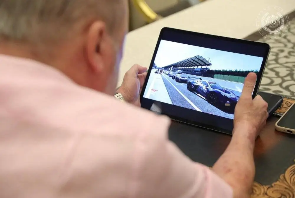 Sultan Ibrahim yang menonton perlumbaan itu dari Johor Bahru menzahirkan rasa gembira selain mendoakan kejayaan kedua-dua anakanda dan pasukan Johor Motorsports Racing (JMR). Foto FB Sultan Ibrahim