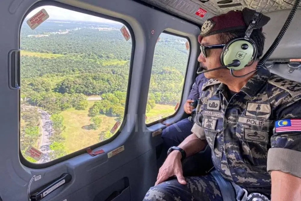 Tan Sri Razarudin Husain melakukan sendiri tinjauan dari udara hari ini menaiki helikopter PDRM jenis Agusta Westland AW139.