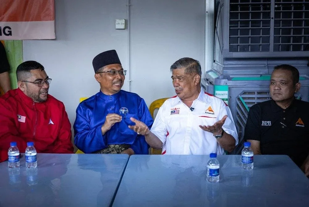 Mohamad Sabu (dua dari kanan) dan calon Barisan Nasional, Dr Mohamad Yusri Bakir (dua dari kiri) berbual mesra ketika hadir pada Majlis Pelancaran Jentera Pilihan Raya Parti Amanah bagi Pilihan Raya Kecil (PRK) Dewan Undangan Negeri (DUN) Ayer Kuning, di Tanjung Keramat hari ini. Foto Bernama