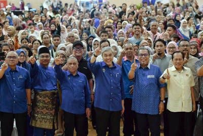Ahmad Zahid (tiga dari kanan) bergambar bersama peserta pada Majlis Penutup Kursus Keibubapaan Tabika Kemas di Kompleks Sukan Tapah pada Sabtu. Foto Bernama