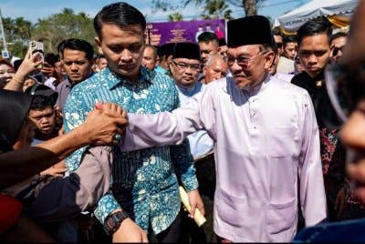 Anwar (kanan) hadir Majlis Aidilfitri Madani 2025 Peringkat Negeri Kelantan di Pantai Irama pada Sabtu.