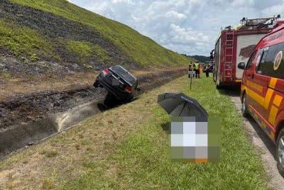Mangsa dalam perjalanan pulang ke rumah isterinya di Segamat, Johor disahkan meninggal dunia di lokasi kejadian.