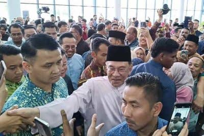 Anwar bersalaman dengan pengunjung yang menghadiri Majlis Sambutan Aidilfitri Madani 2025 Pulau Pinang di Pusat Konvensyen PICCA @Arena Butterworth pada Sabtu.
